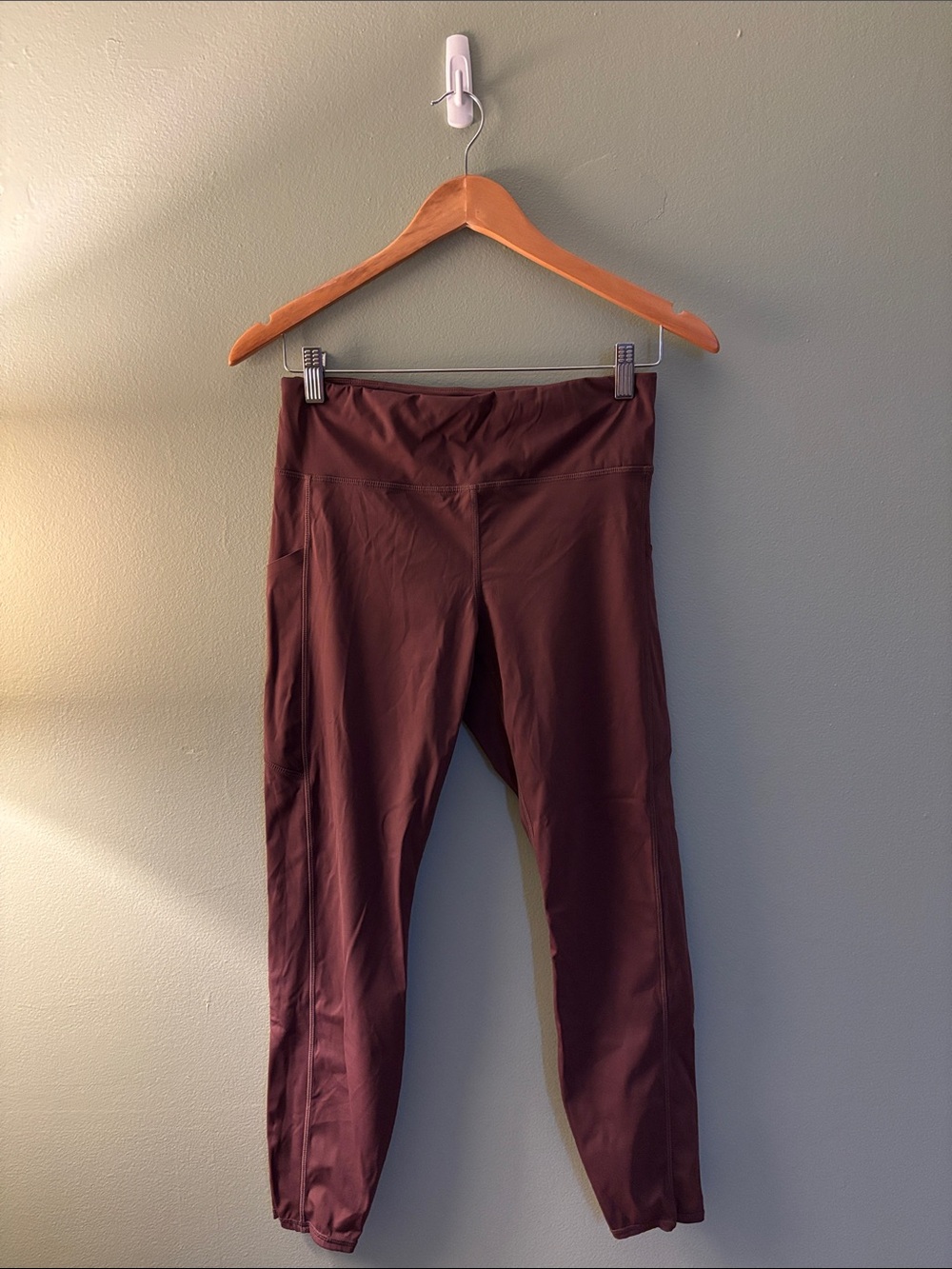 Vuori Women's legging in Burgundy